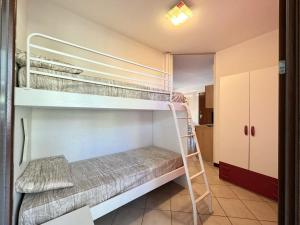 ビビオーネにあるResidence Acquariumの二段ベッド2組とはしごが備わる客室です。