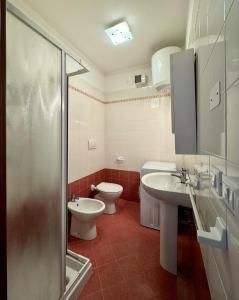 ビビオーネにあるResidence Acquariumのバスルーム(洗面台2台、トイレ、シャワー付)