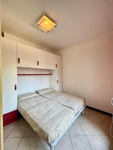 1 dormitorio con 1 cama en una habitación en Residence Acquarium en Bibione