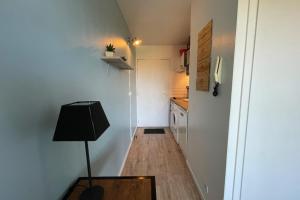 Cette petite chambre dispose d'un couloir et d'une cuisine. dans l'établissement Nice studio near train station and old port, à La Rochelle