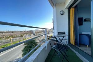 - un balcon avec une table et une vue dans l'établissement Nice studio near train station and old port, à La Rochelle