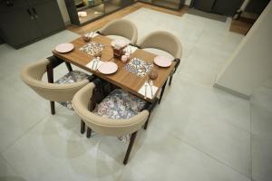 Hotel The Avoir Asansol的休息区