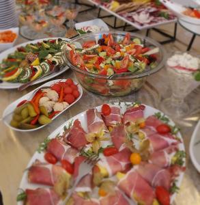 una mesa con muchos platos de comida. en Sosnowe Zacisze Barszczewo, en Choroszcz