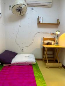 Pokój z łóżkiem, biurkiem i dywanem w obiekcie Eugene Hanok Stay w Seulu