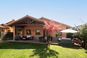 een huis met een patio en een tafel en stoelen bij Villa La Marquesa de Llanes in Llanes