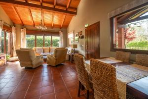 een woonkamer met een tafel en stoelen bij Villa La Marquesa de Llanes in Llanes