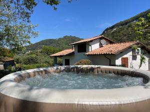 uma grande piscina circular em frente a uma casa em Villa del Monte di Cocco em Lucca