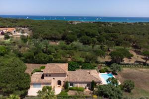 z góry widok na dom z basenem i ocean w obiekcie VILLA NIKKi w Saint-Tropez