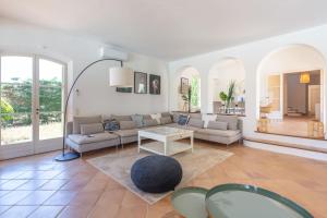 salon z kanapą i stołem w obiekcie VILLA NIKKi w Saint-Tropez