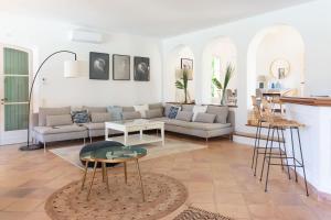 salon z kanapą i stołem w obiekcie VILLA NIKKi w Saint-Tropez