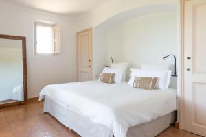 sypialnia z dużym białym łóżkiem z 2 poduszkami w obiekcie VILLA NIKKi w Saint-Tropez +12 zdjęć