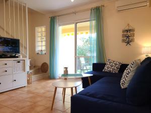 埃爾斯波夫萊特斯的住宿－Aldea del Mar II，客厅配有蓝色的沙发和桌子