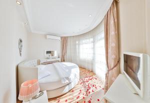 TV a/nebo společenská místnost v ubytování Buyukada Princess Hotel