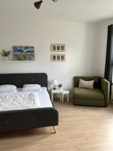 um quarto com uma cama e um sofá verde em Koje St. Jürgen Treppe em Flensburg