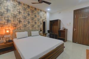 En eller flere senger på et rom på OYO 81273 Hotel Krishna Inn
