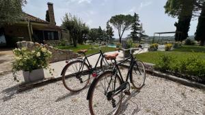 un par de bicicletas estacionadas frente a una casa en Serra Country House en Gradara