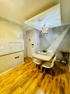 a dining room with a wooden table and chairs at Apartamento Acqua, 102 A, com vaga de garagem in Pelotas