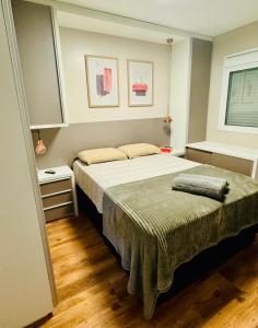 a bedroom with a large bed and a window at Apartamento Acqua, 102 A, com vaga de garagem in Pelotas +28 photos