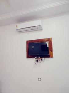 uma televisão de ecrã plano numa parede num quarto em THE HAMIRGARH PALACE em Rājsamand