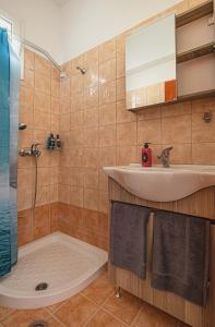 A bathroom at Basiliki's Apartments Még 37 kép