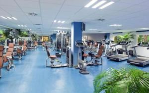 ein Fitnessstudio mit Laufbändern und Trainingsgeräten in einem Raum in der Unterkunft ViVi Homes - Casa Duque Pool, Terrace & Golf in Alhaurín de la Torre