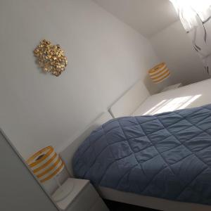 1 dormitorio con 1 cama azul y 1 silla en Megena, en Mayen