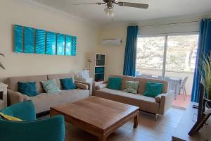 a living room with a couch and a table at Paraíso con gran solarium privado en playa Mogán in Puerto de Mogán +33 photos