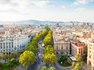 une vue aérienne sur une ville avec des bâtiments et des arbres dans l'établissement Heaven With a Garden at Las Ramblas, à Barcelone