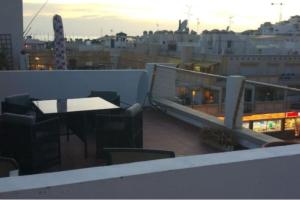 a balcony with a table and chairs on a building at Paraíso con gran solarium privado en playa Mogán in Puerto de Mogán