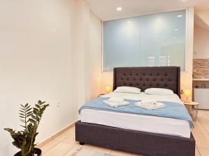 1 dormitorio con 1 cama y ventana grande en Kd's - Apartment, en La Canea