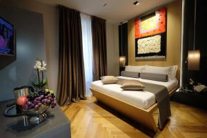 - une chambre avec un lit et une corbeille de fruits sur une table dans l'établissement Navona Rooms, à Rome