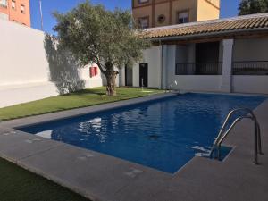 una piscina en el patio de una casa en Dúplex tipo Loft con piscina, en Jerez de la Frontera