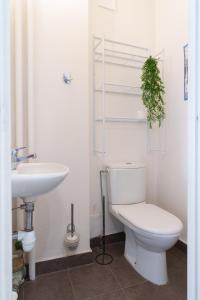 baño con aseo y lavamanos con planta en Le Sorbier By ApiRent #Wifi #Climatisation #Lumineux, en Cannes