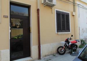 una motocicleta estacionada frente a un edificio en Appartamento Sofia, en Trapani