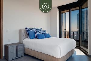 Katil atau katil-katil dalam bilik di Luxury 2 BR Condo in Reforma - Skyline View - Pool +36 gambar