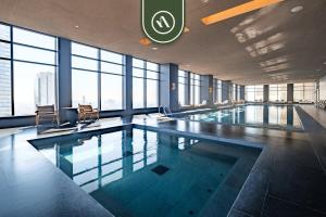 Kolam renang di atau dekat dengan Luxury 2 BR Condo in Reforma - Skyline View - Pool