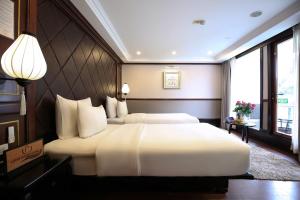เตียงในห้องที่ Lotus Luxury Cruise