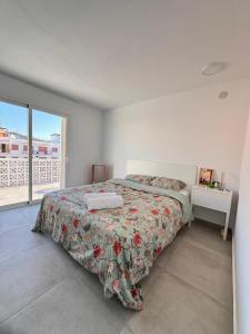 - une chambre avec un lit et une grande fenêtre dans l'établissement Hostal Cisne, à Sant Antoni de Portmany