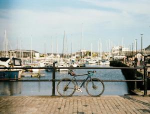 una bicicleta estacionada junto a una cerca cerca de un puerto deportivo en Spacious 2 Bed Flat in Central Plymouth, en Plymouth