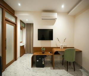 Hotel The Avoir Asansol的电视和/或娱乐中心
