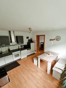 uma sala de estar com uma mesa e uma cozinha em Ferienwohnung Schog em Todtnau
