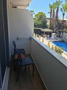 Bazén v ubytování Tonoz Beach Hotel nebo v jeho okolí