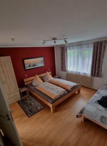 een woonkamer met 2 bedden en een raam bij Ferienwohnung Schog in Todtnau