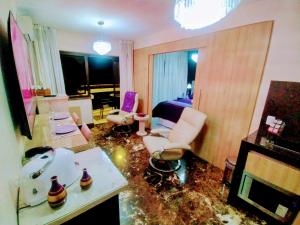 una sala de estar con un desastre en el suelo en Hotel GRAND M-RCURE Itaim BiBi - Black Edition - Master Deluxe Duplex - King Studio Veranda - Dream Theater - By LuXXoR en São Paulo