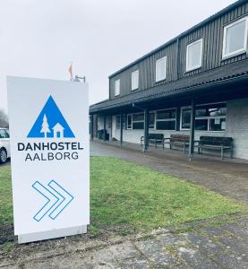 un cartello di fronte a un edificio di Danhostel Aalborg ad Aalborg