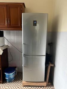 クリビにあるÉvasion Marine à Kribiの白い冷蔵庫付きのキッチン(カウンター付)