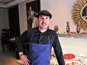 un homme portant un tablier debout devant un comptoir dans l'établissement Grand Hôtel Roi René Aix en Provence Centre - MGallery, à Aix-en-Provence