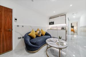 بيكر ستريت سويت في لندن: غرفة معيشة مع أريكة زرقاء وطاولة