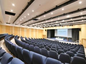 una sala de conferencias vacía con una pantalla y sillas en Mercure Arras Centre Gare, en Arras