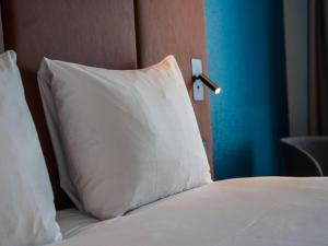 Ένα ή περισσότερα κρεβάτια σε δωμάτιο στο ibis Bayeux Port En Bessin